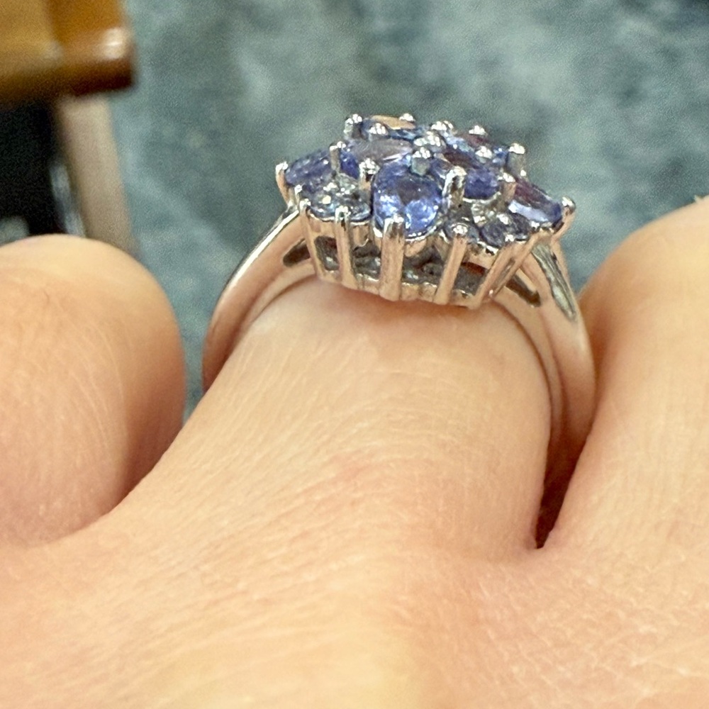 Elegant Sterling Silver and Tanzanite Gemstone Ring! - Picture 3 of 6